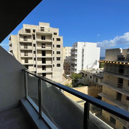 Blue Skies Family Apartment With Terrace خليج سانت بول المظهر الخارجي الصورة