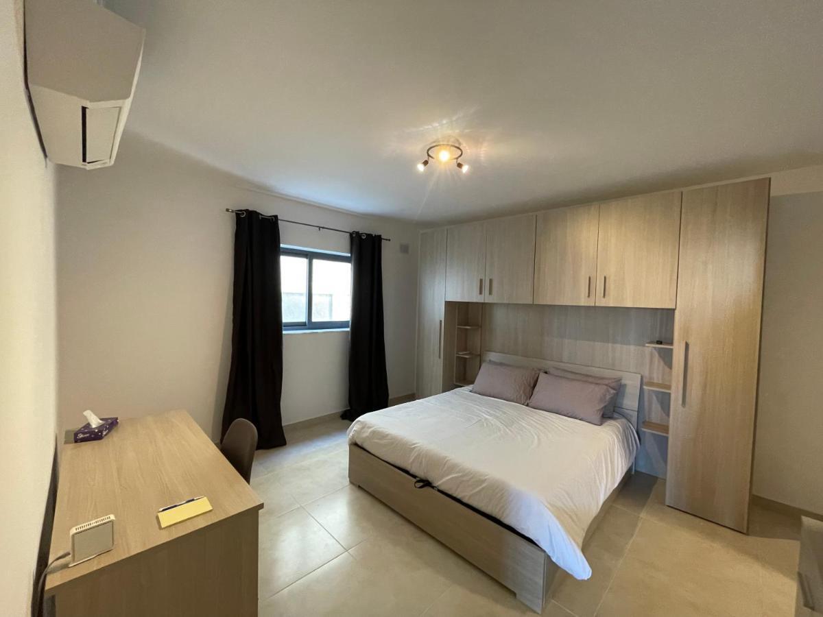 Blue Skies Family Apartment With Terrace خليج سانت بول المظهر الخارجي الصورة