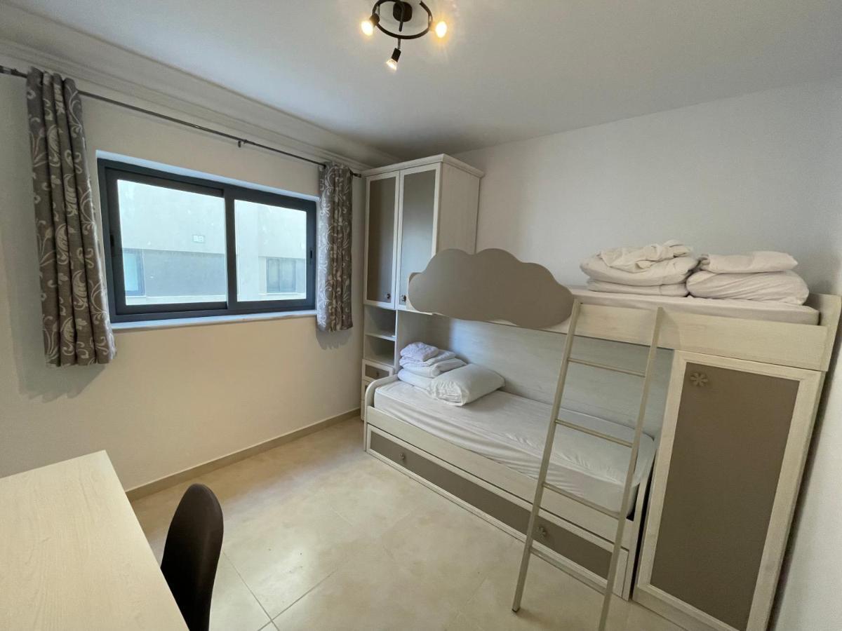 Blue Skies Family Apartment With Terrace خليج سانت بول المظهر الخارجي الصورة