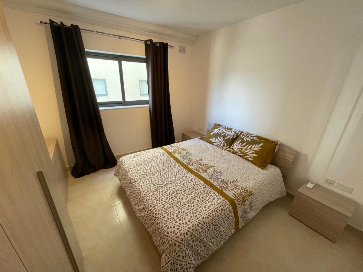 Blue Skies Family Apartment With Terrace خليج سانت بول المظهر الخارجي الصورة